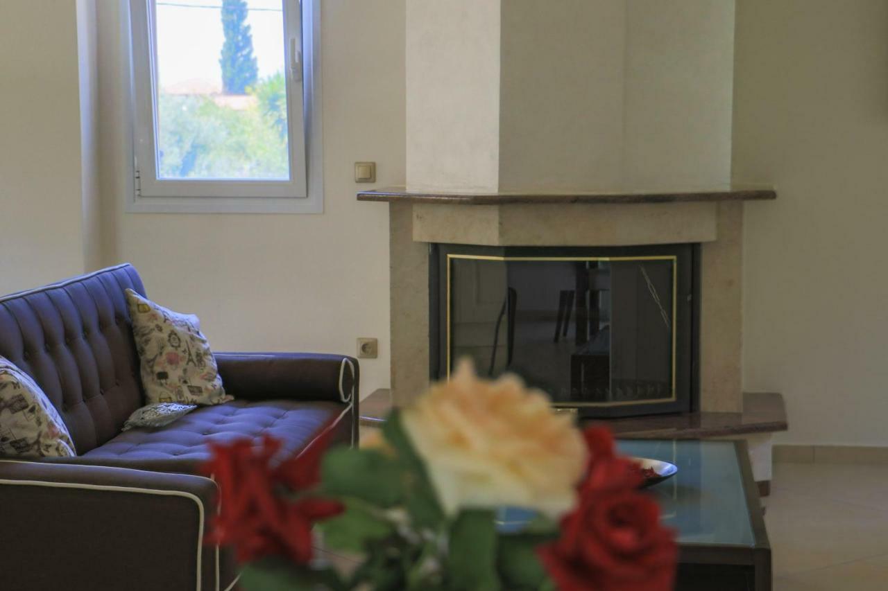 Maison Fleurs Diakopto Buitenkant foto