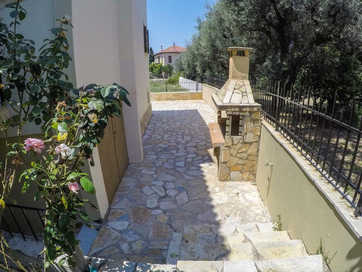 Maison Fleurs Diakopto Buitenkant foto